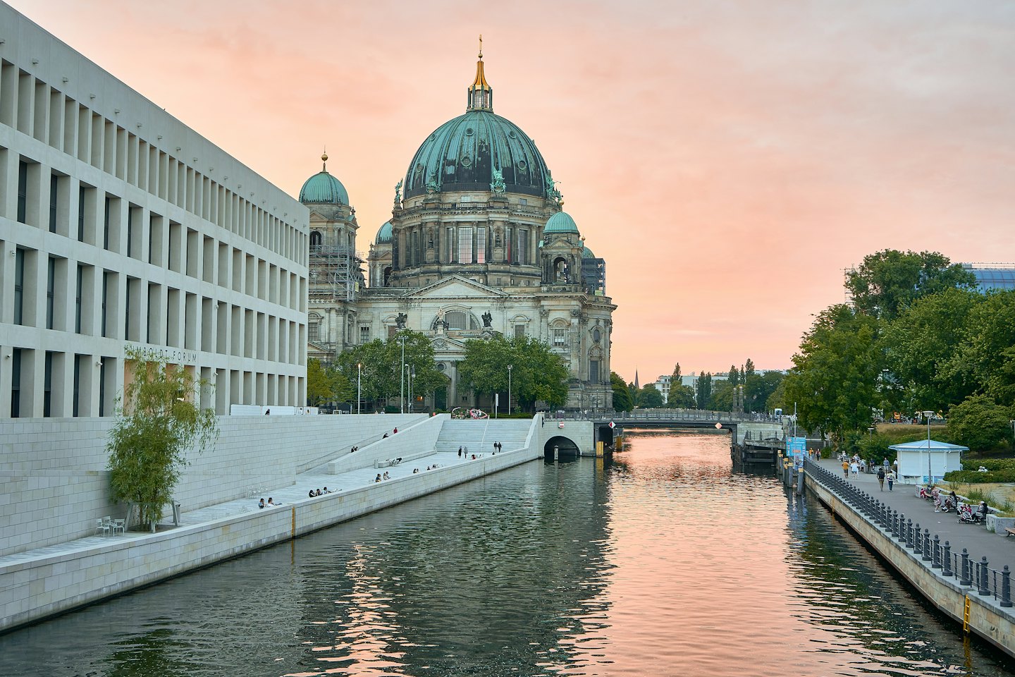 Berliner Dom und Humboldt Forum stehen neben der Spree.